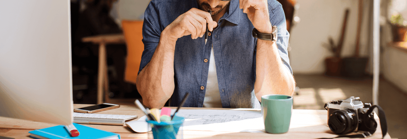 Mann arbeitet konzentriert am Laptop