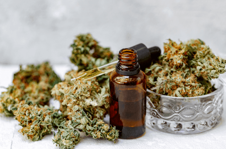 cannabis-extrakte bild mit cannabisblüten und flaschen